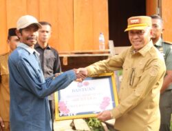 Bupati Buton Utara, Afirudin Mathara Serahkan Bantuan Logistik Korban Bencana Banjir, Gempa Bumi, dan Angin Puting Beliung 