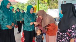 PKK Buton Utara Berbagi Sembako Untuk Lansia dan  Keluarga Tidak Mampu 