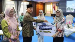 Gubernur Sultra  Serahkan Bantuan Dana Pendidikan  ke 150 Mahasiswa