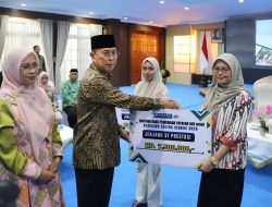 Gubernur Sultra  Serahkan Bantuan Dana Pendidikan  ke 150 Mahasiswa