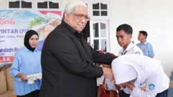 Anggota DPR RI, Ali Mazi  Serahkan Bantuan PIP dan Perumahan di Kabupaten Buton