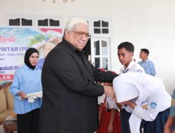 Anggota DPR RI, Ali Mazi  Serahkan Bantuan PIP dan Perumahan di Kabupaten Buton